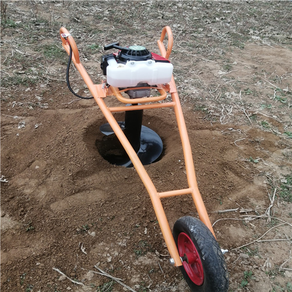 捷亚植树挖坑机采用汽油机的动力输出轴与减速器的输入轴通过旋转软轴