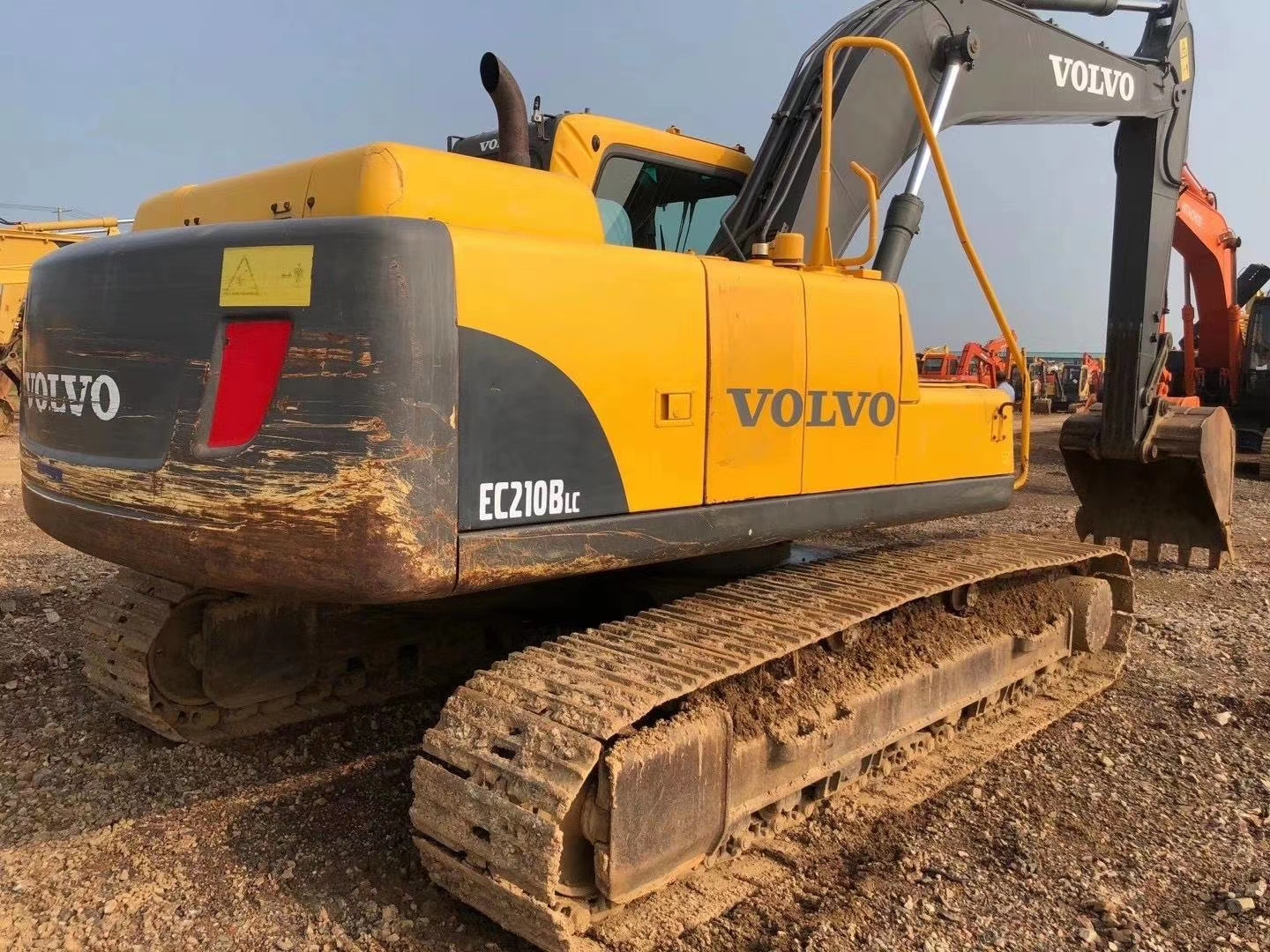 沃尔沃210b二手挖掘机底盘无间隙特卖