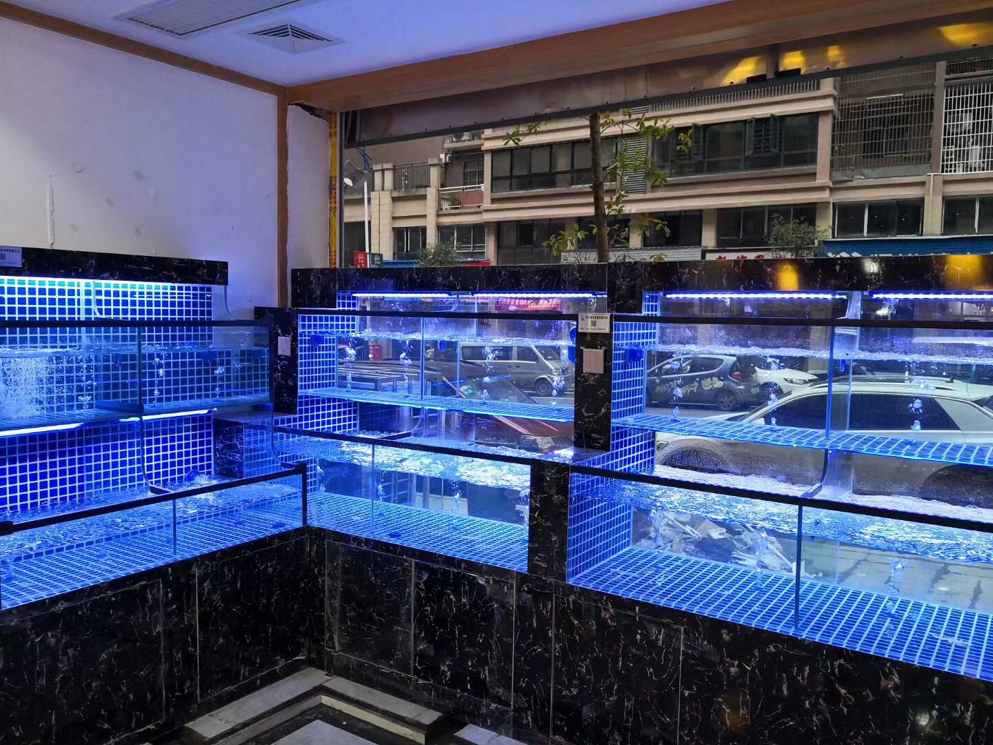 饭店玻璃二层鱼缸图图片