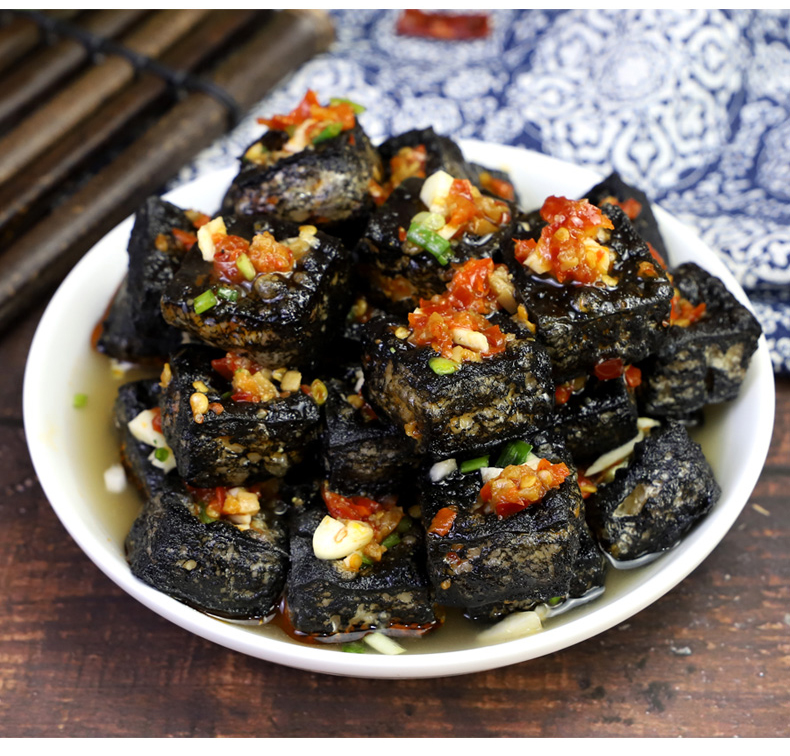 臭豆腐长沙的品牌特色小吃,是一种独具一格口味的食品类,"闻着臭,吃