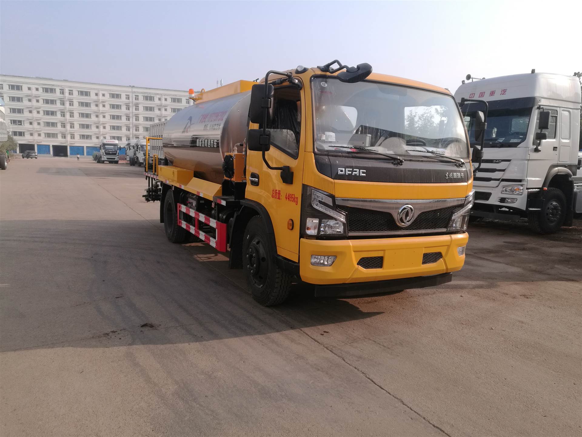 一分钟了解湖北同兴沥青洒布车