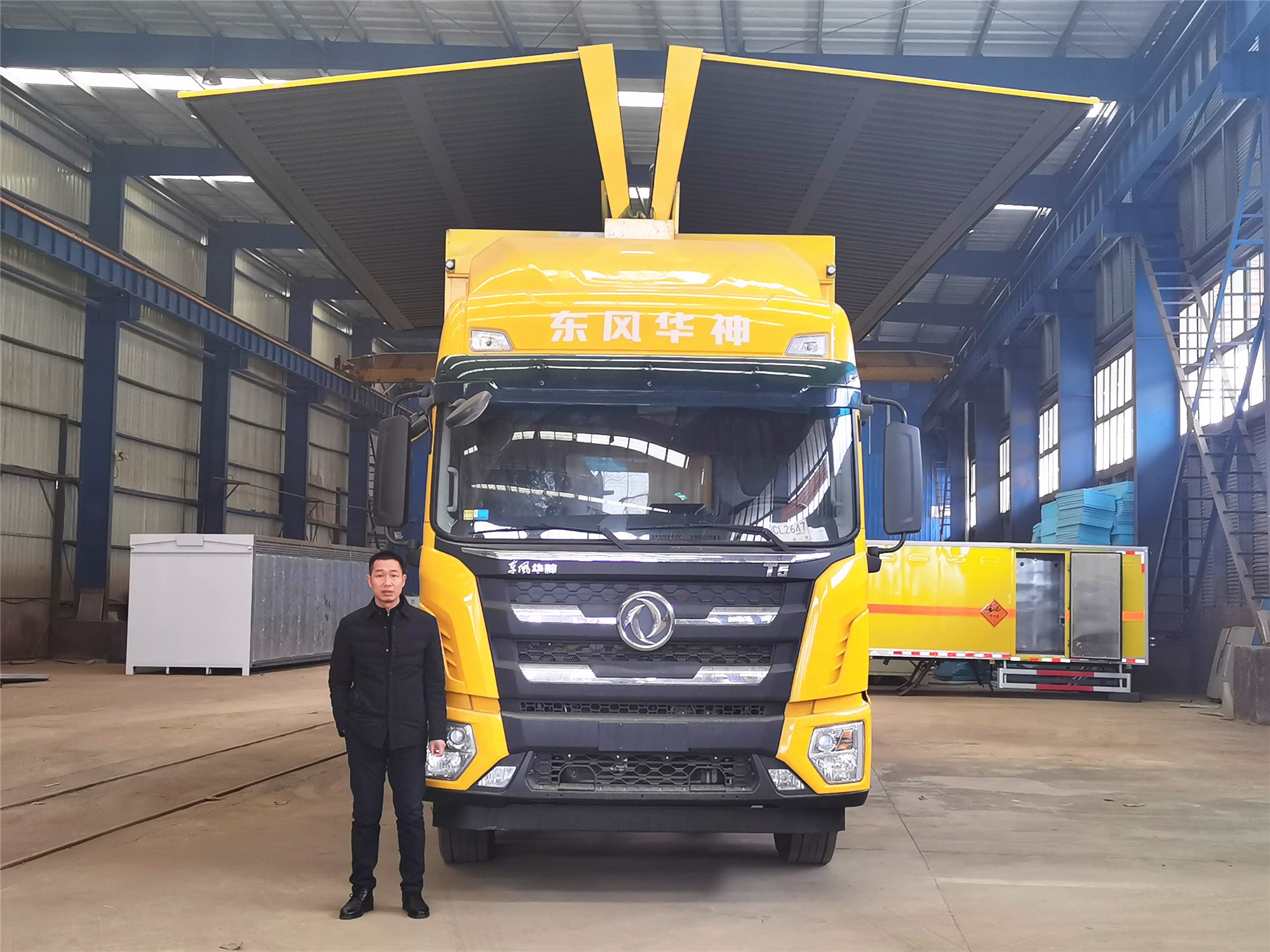 东风风行国六飞翼车