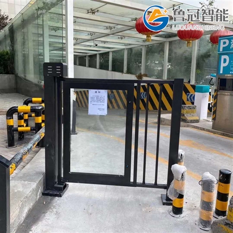 现货供应鑫鲁冠M01人行伸缩广告门