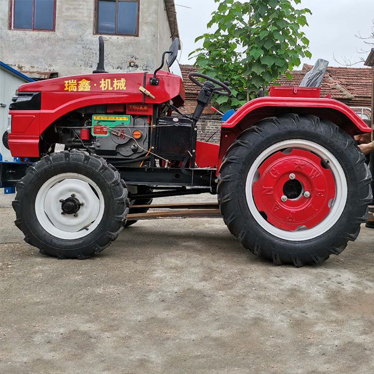 四轮拖拉机