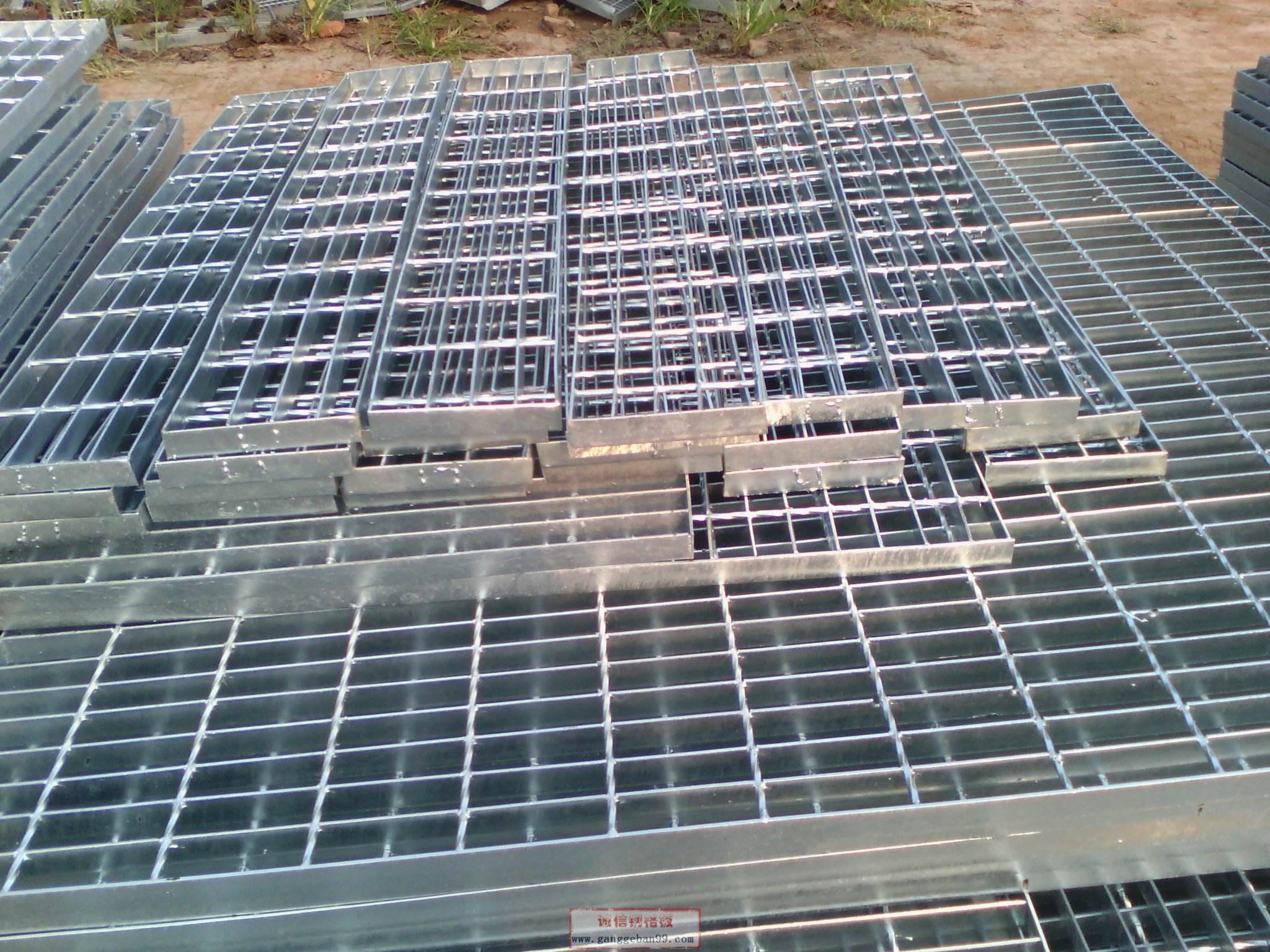 不锈钢钢格板厂家定制镀锌网格板异型踏步钢格栅板钢格板