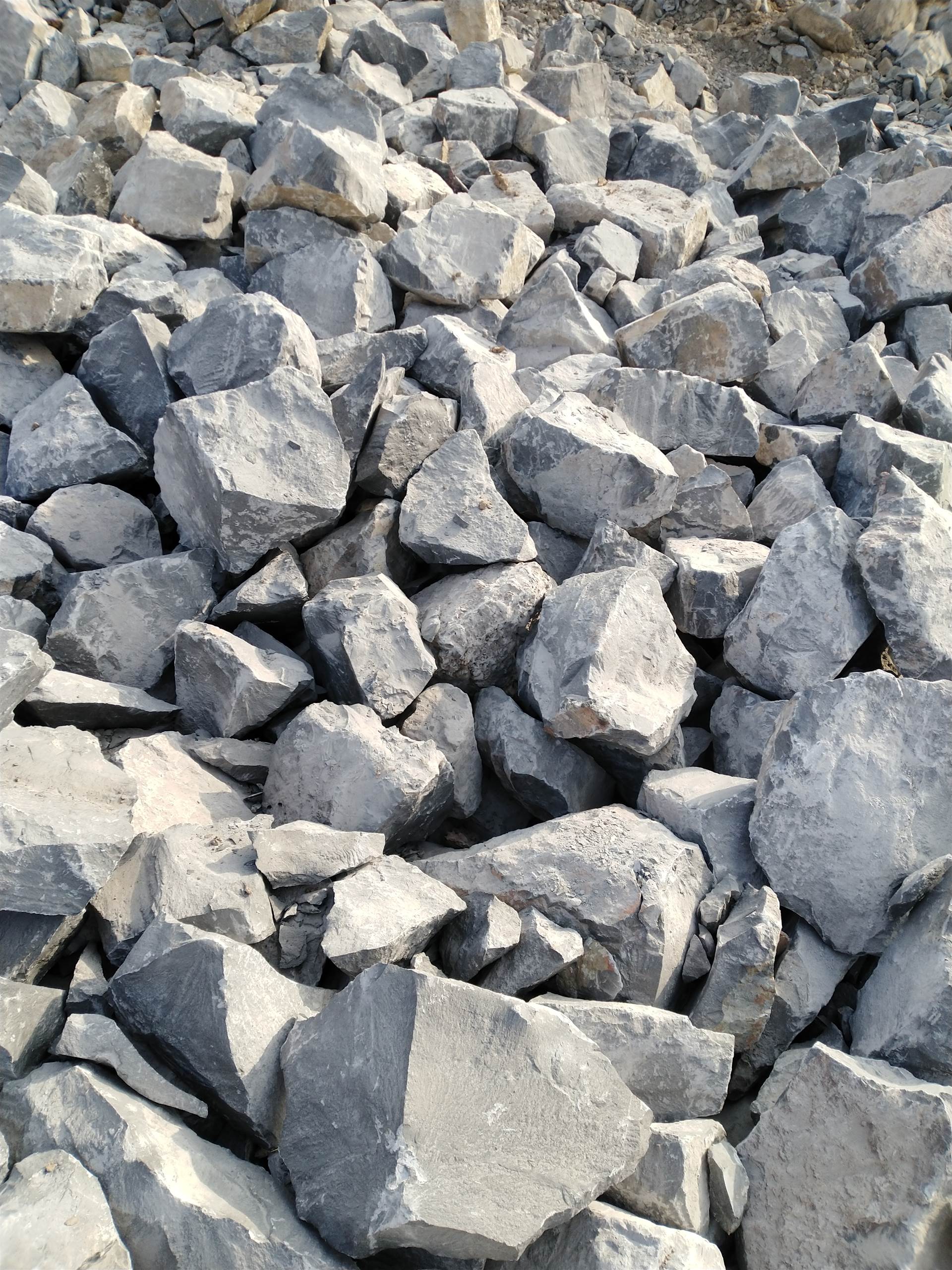 济宁邹城打青石石子用青石头混料   大量现货供货相对稳定