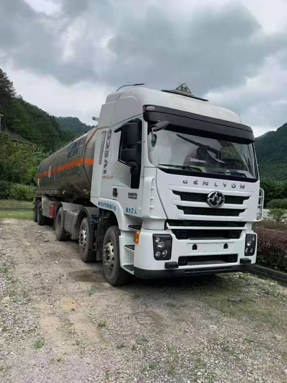 东风天锦小三轴油罐车特价转让