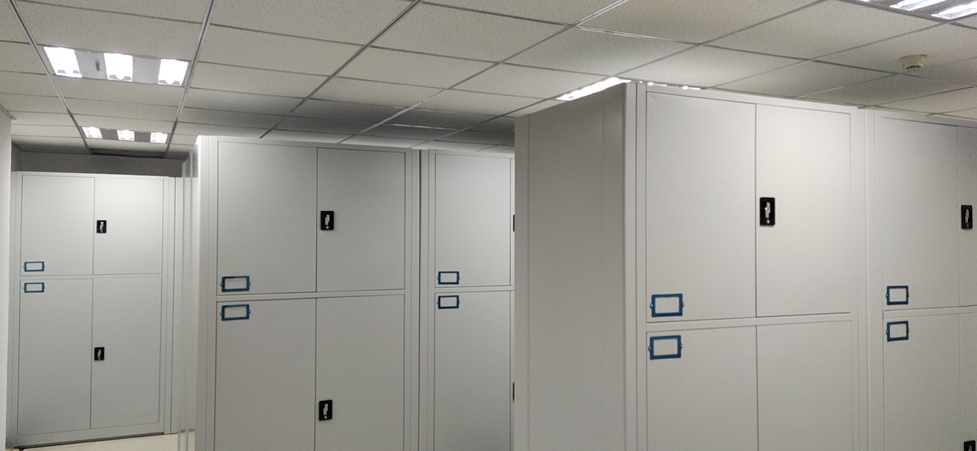 除了根据藏品的要求,也要考虑周围环境,文物库房的整体性,因结合多