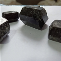 厂家供应黑色电气石块 新疆六棱柱型电气石 型号齐全河北电气石