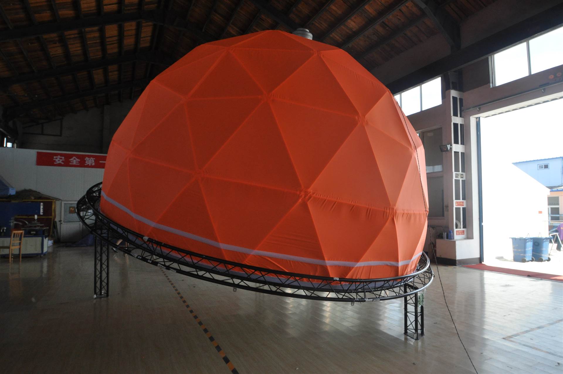 环球影院穹幕影院半圆形充气投影帐篷充气式移动球幕影院空压