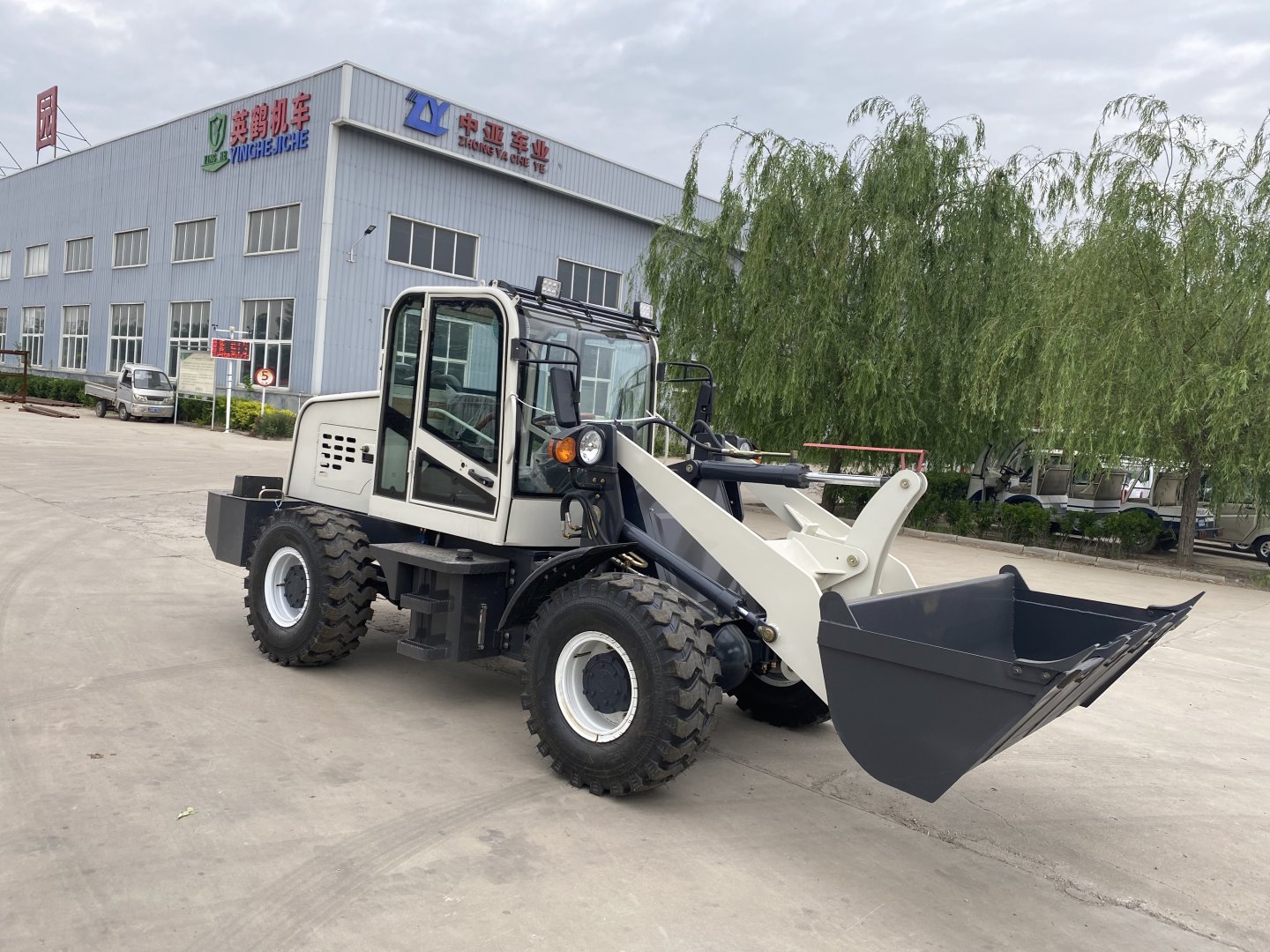 温县轮式四驱矮棚铲车a四驱矮脚虎铲车a养殖用矮体铲车厂家