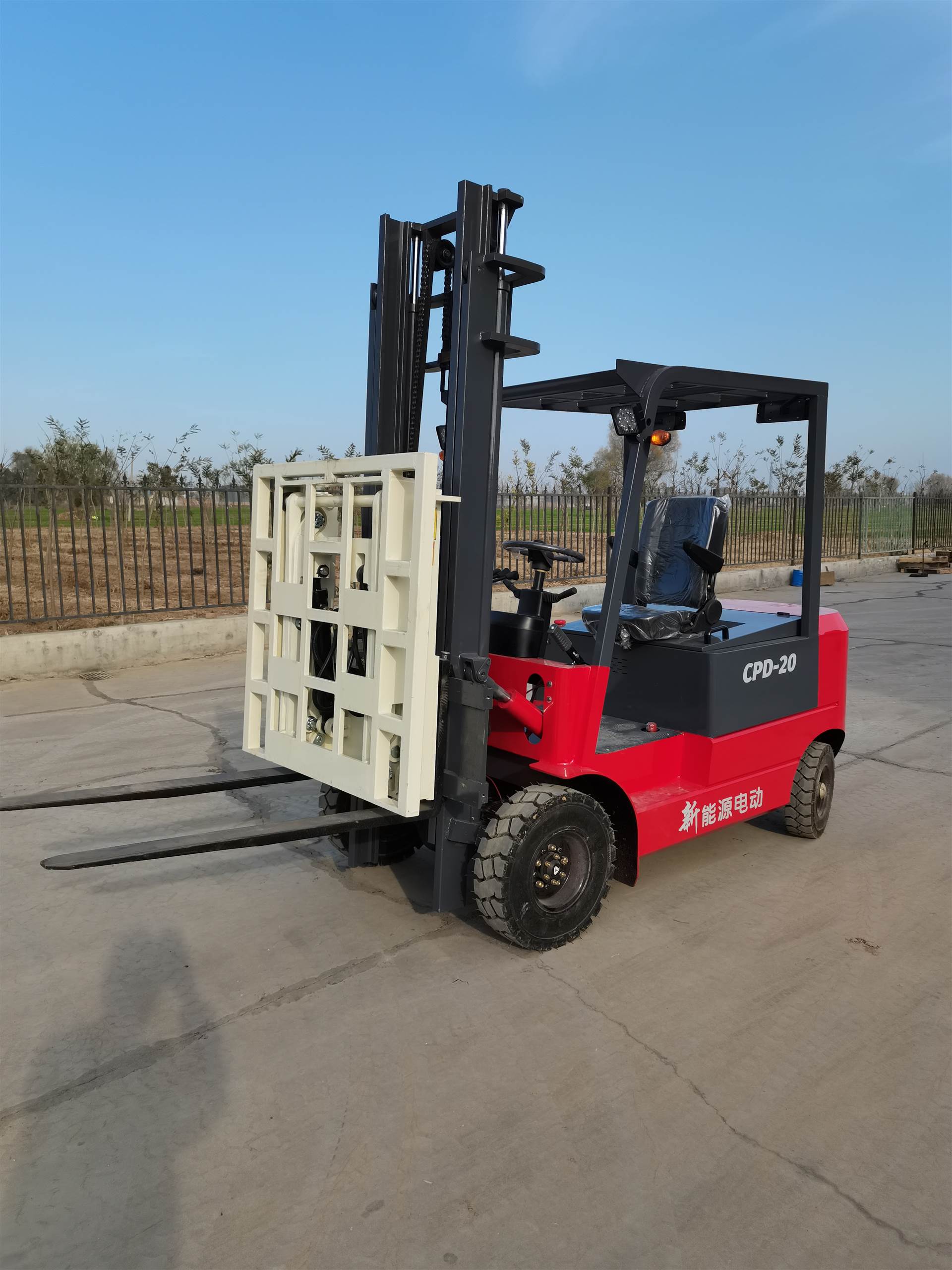 四轮座驾电动叉车厂家