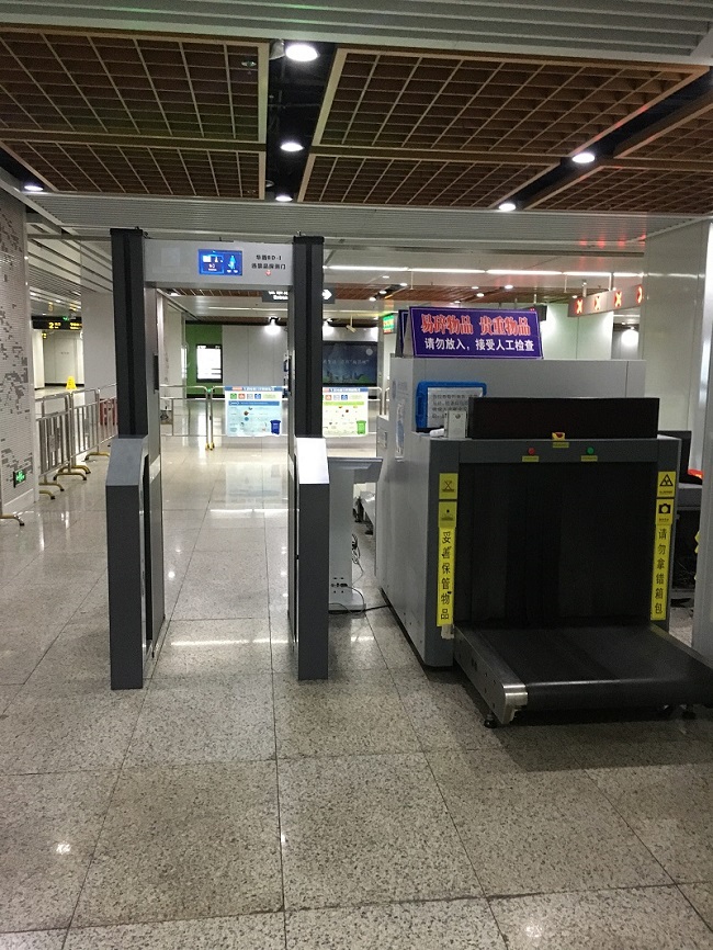 每天乘坐地铁上下班,地铁安检门的辐射到底有多大