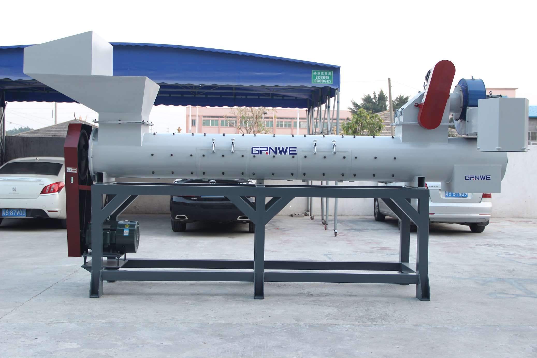 塑料脱标机 产品描述本产品是将大件塑料进入料口,被压料装置挤入切削