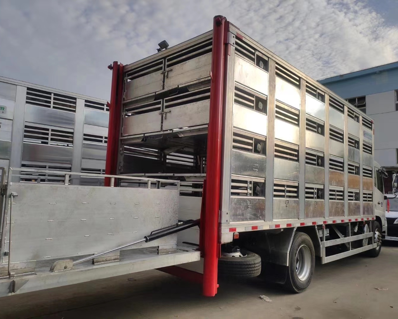 全国均可分期按揭:全铝合金打造恒温多功能运猪车,猪场搭档