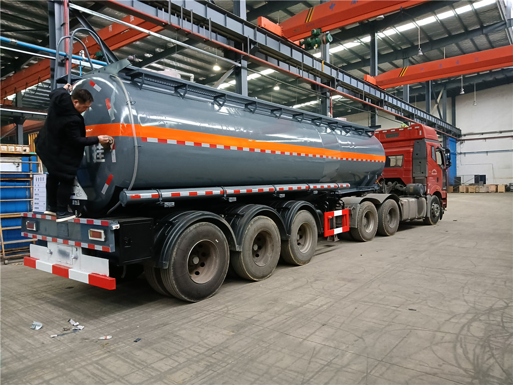 楚风牌化工车 31方危险废物槽罐车 26方液碱化工车