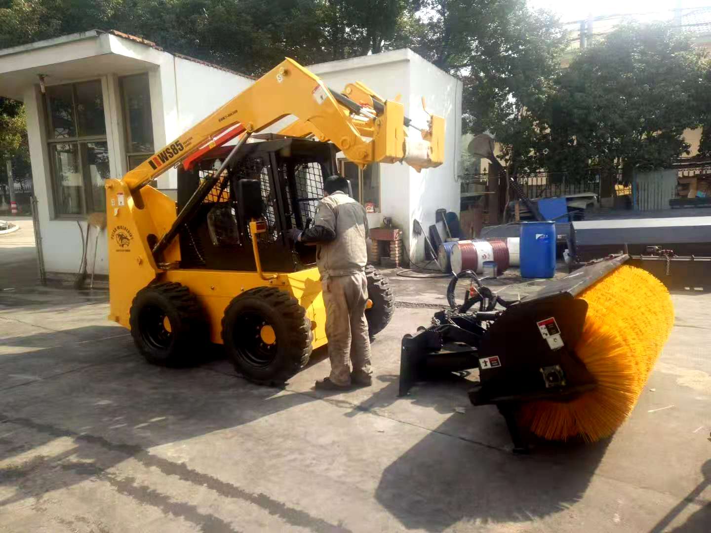 s18滑移装载机清扫器s16滑移装载机扫路车滑移扫路车