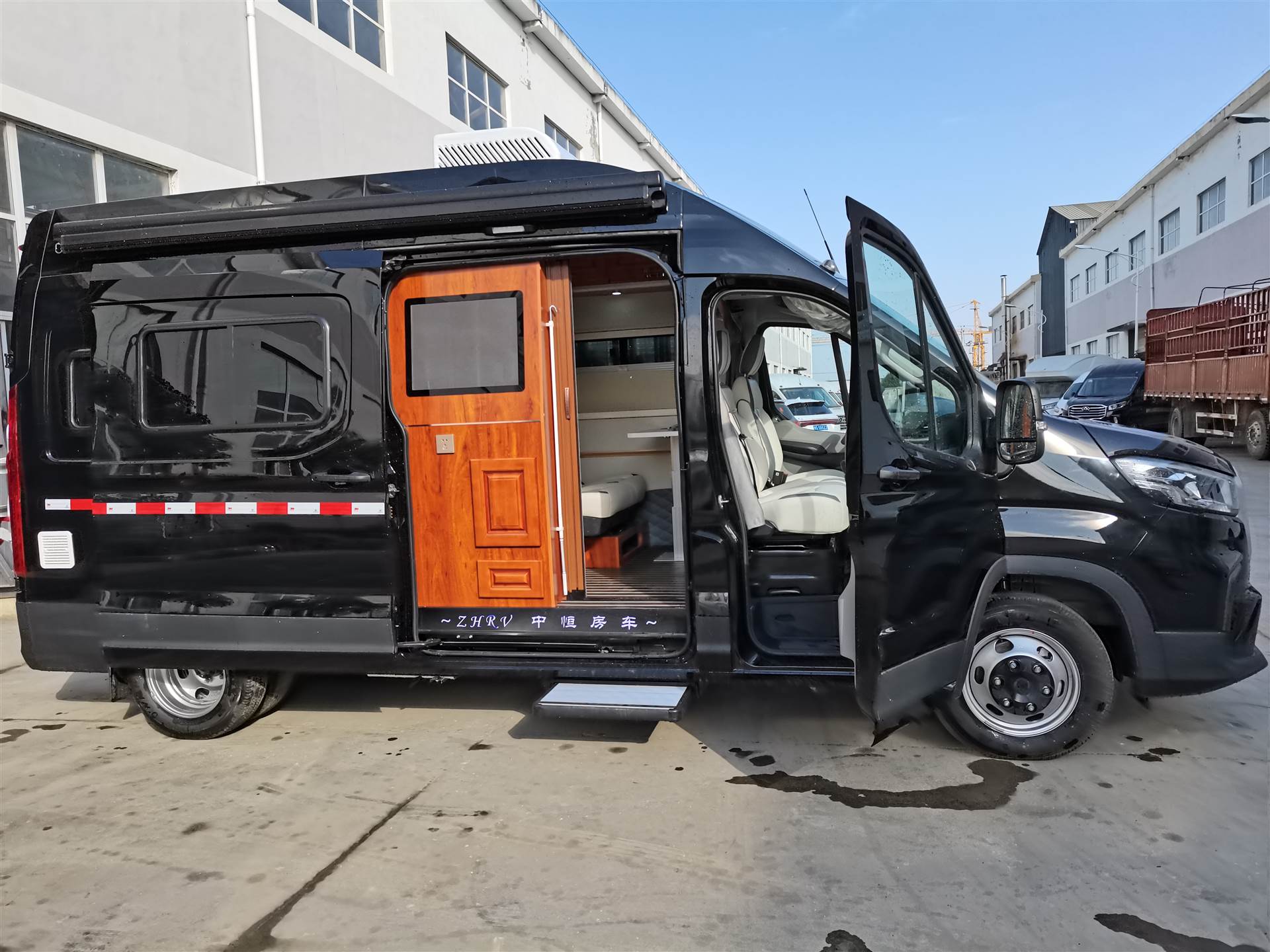 淮安市福特短轴中顶房车