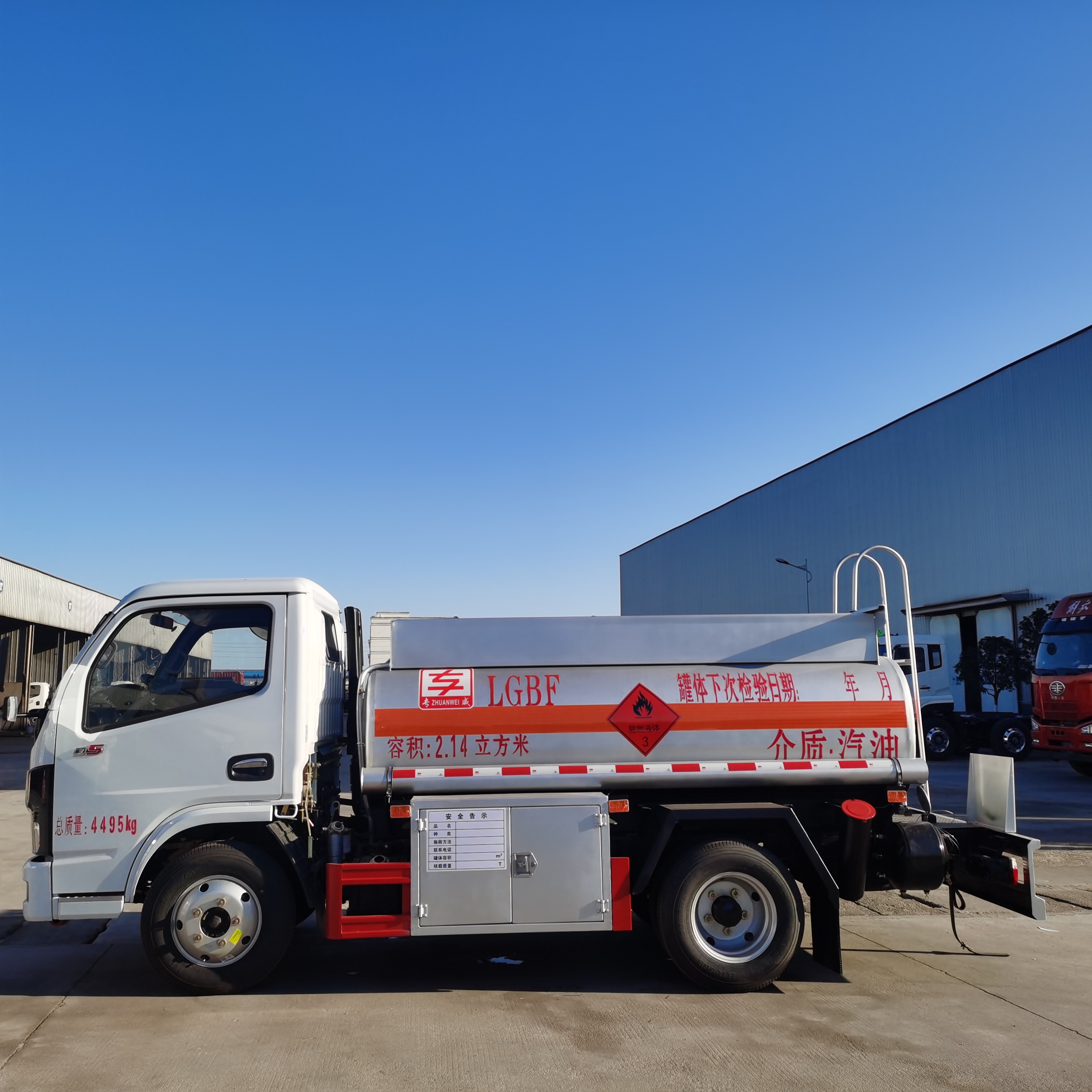 8吨不锈钢运油车 现车直供 5吨油罐车多少钱