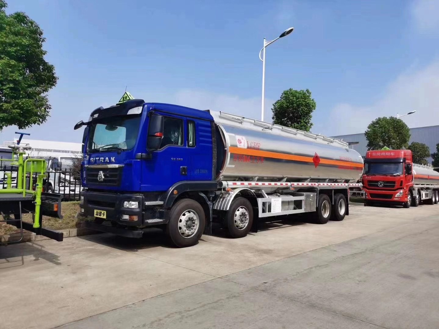 20吨油罐车价格铝合金油罐车重汽汕德卡前四后八运油车