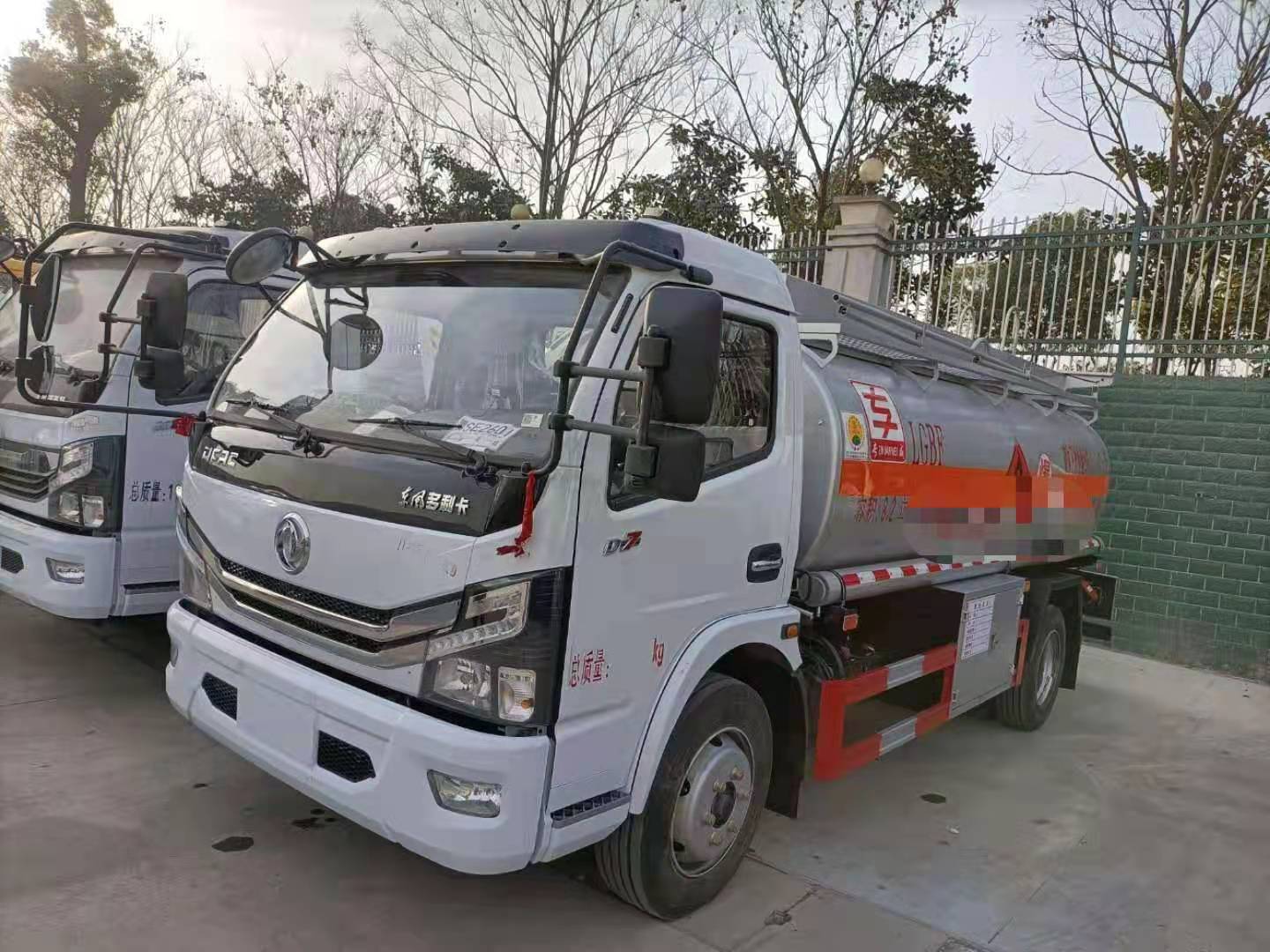 蓝牌2吨油罐车满载拉2吨