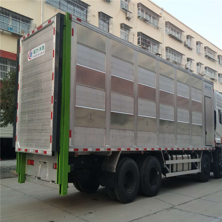 6米8新规专用拉猪车 运猪仔带淋浴喂食空调的豪华拉猪车