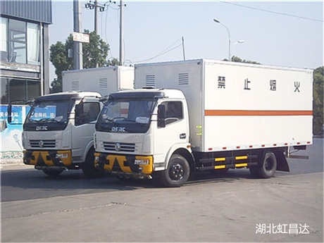 东风多利卡7.55吨国六易燃液体厢式运输车