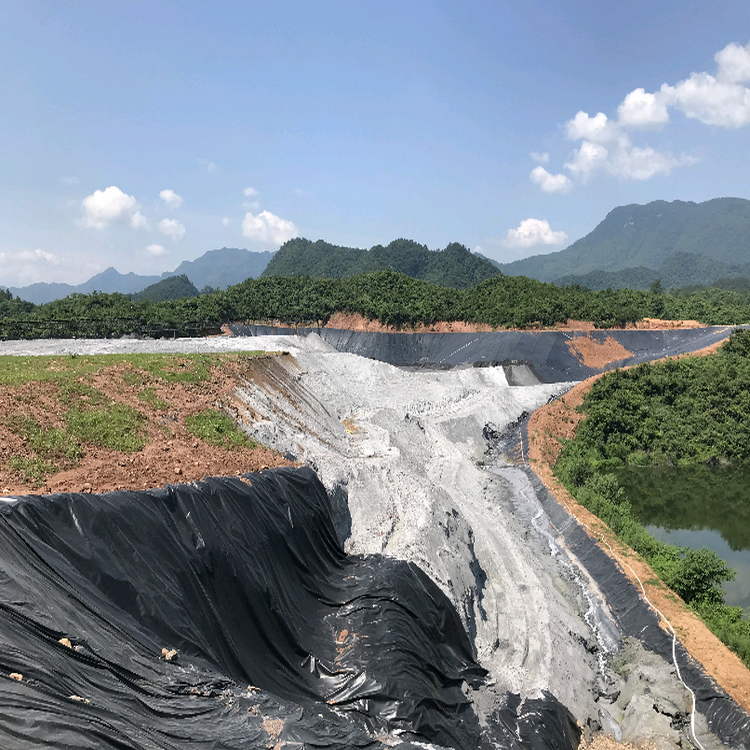 土工布广泛用于江,河,湖泊,水库的堤坝工程及电厂灰坝,矿山尾矿坝