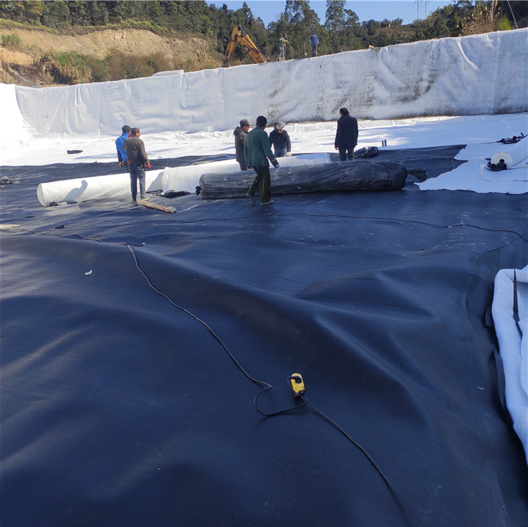 垃圾填埋场土工膜施工膨润土防水毯厂家