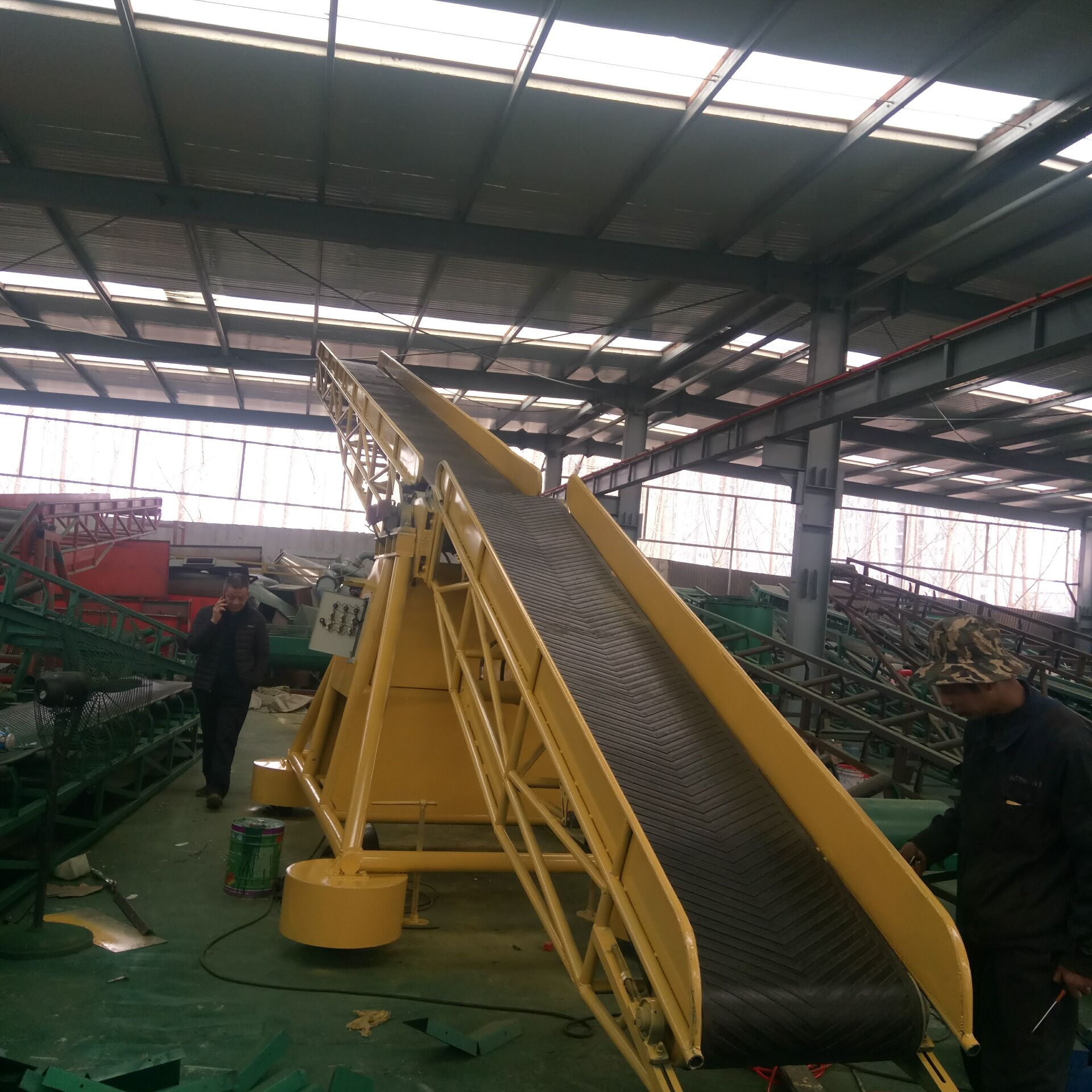 格挡裙边散料皮带输送机facai牛肉粒皮带输送机