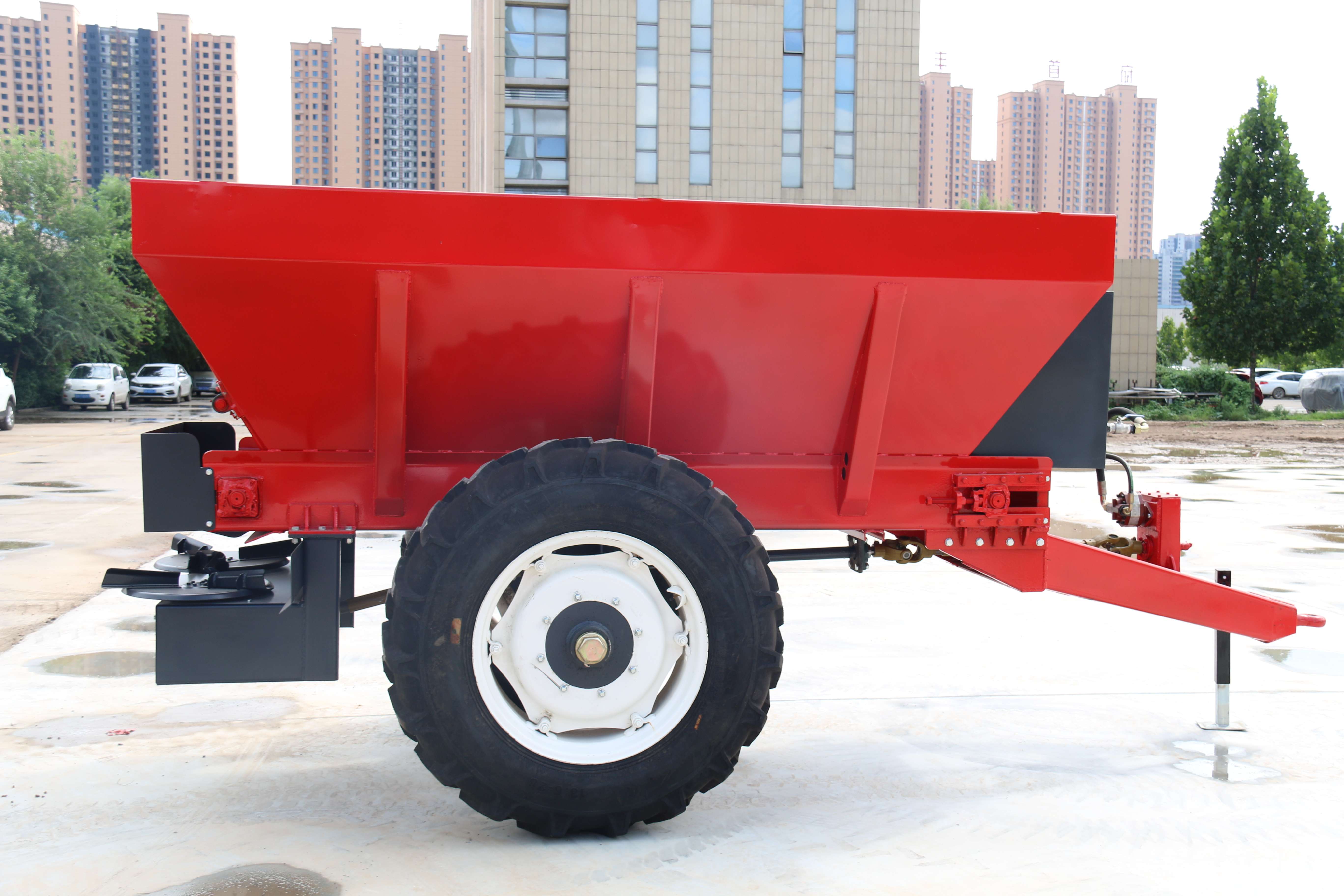 4方牵引式撒粪机 牛羊粪撒肥车 稳定施肥节约成本