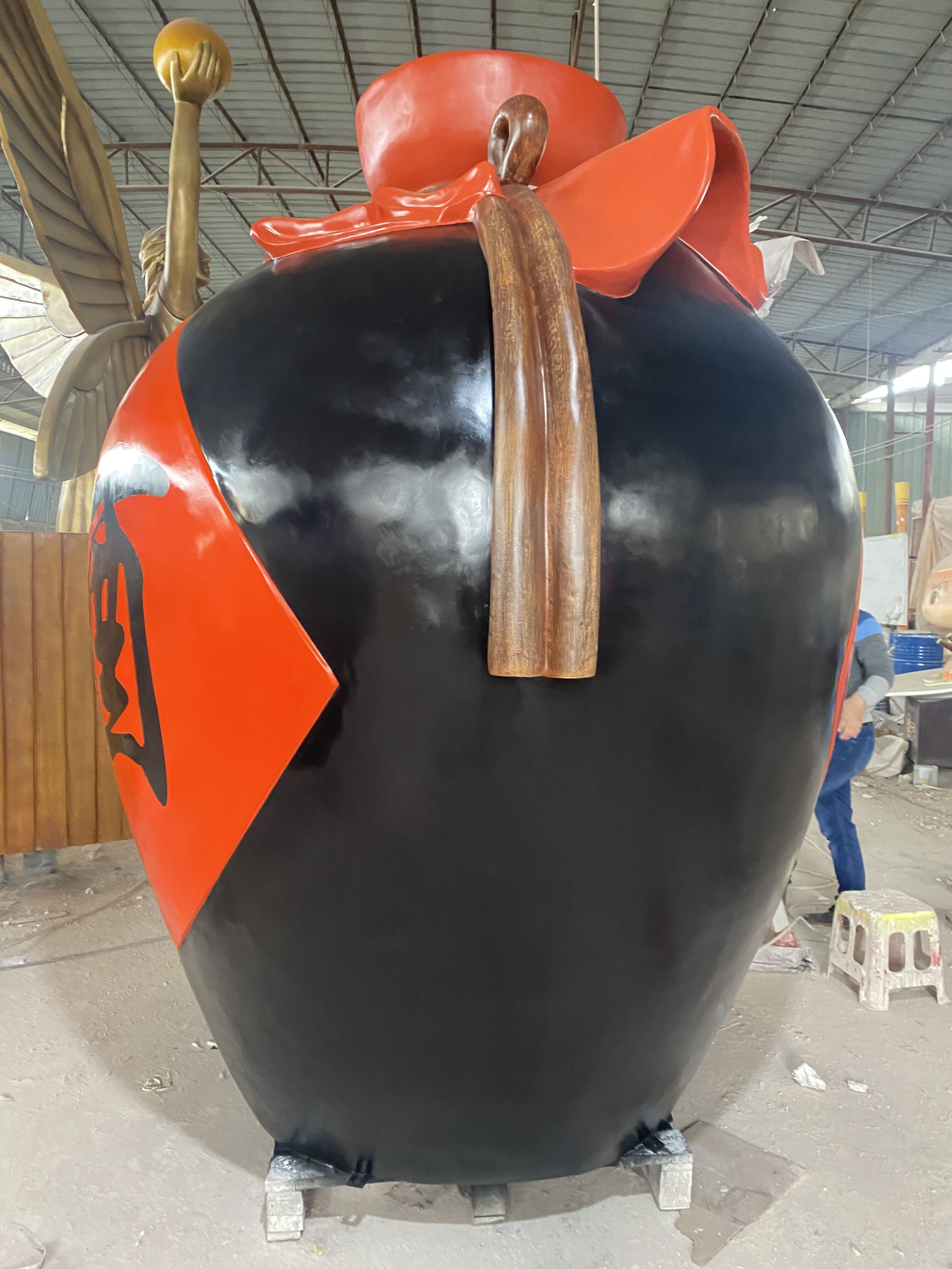 佛山玻璃钢雕塑厂家玻璃钢仿真酒坛雕塑