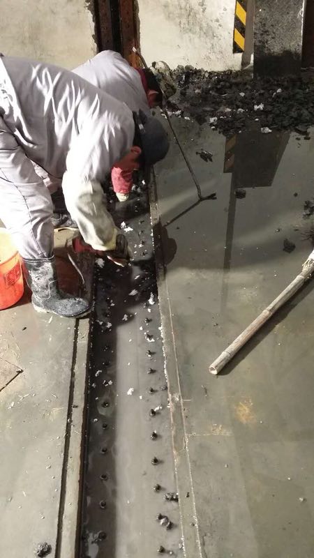 3)后浇带漏水必须注浆,并采用高压注浆,使浆液渗透,再做3布5涂防水层.