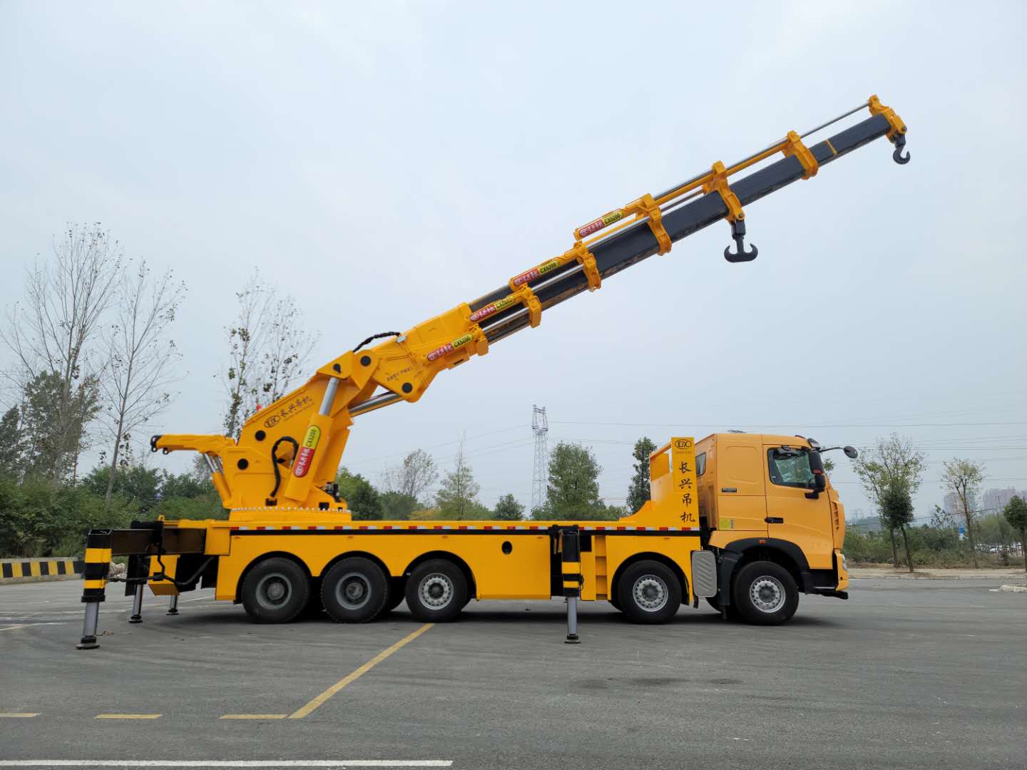 130吨起重机全折臂吊重汽豪沃440马力4米实吊130吨