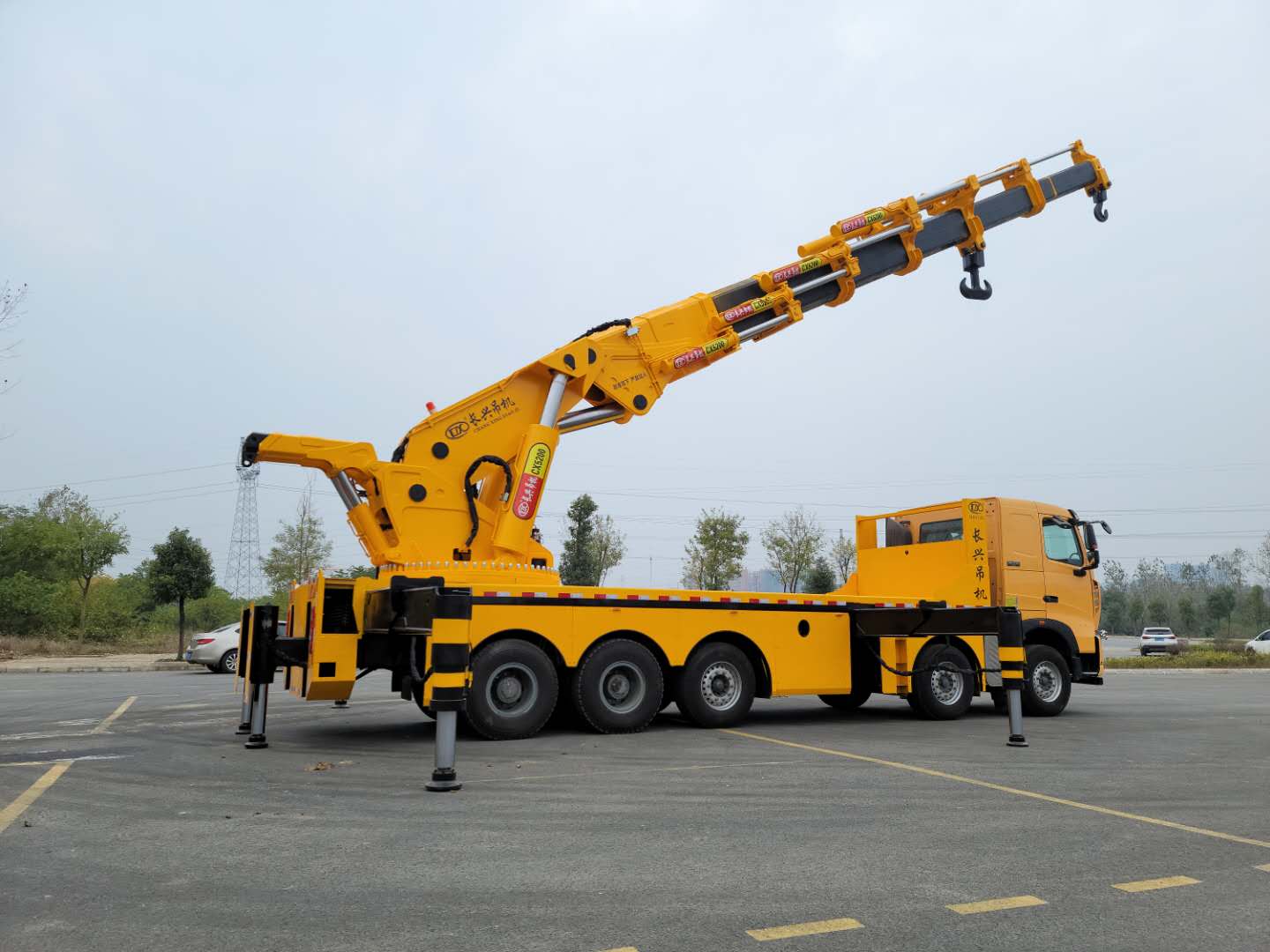 130吨起重机全折臂吊重汽豪沃440马力4米实吊130吨