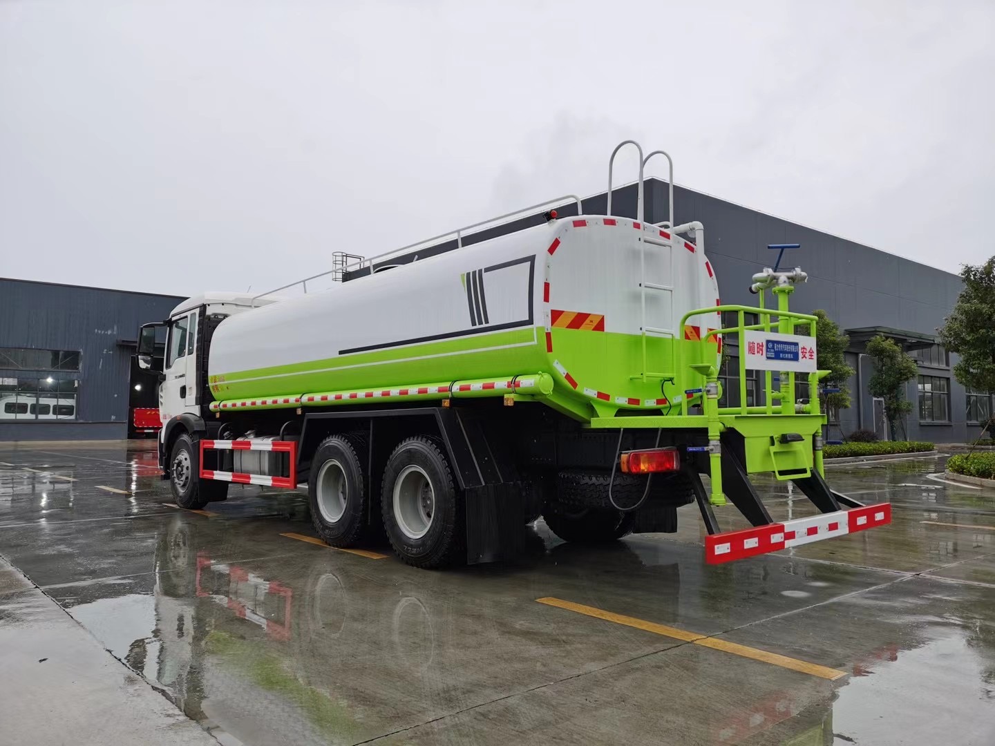 重汽豪沃tx5重载版洒水车