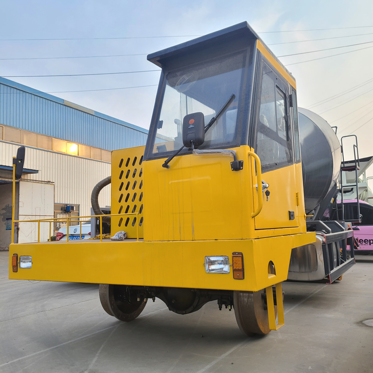 轨道混凝土搅拌运输车是以钢轨为路径的一种专用车辆,为铁路线两侧