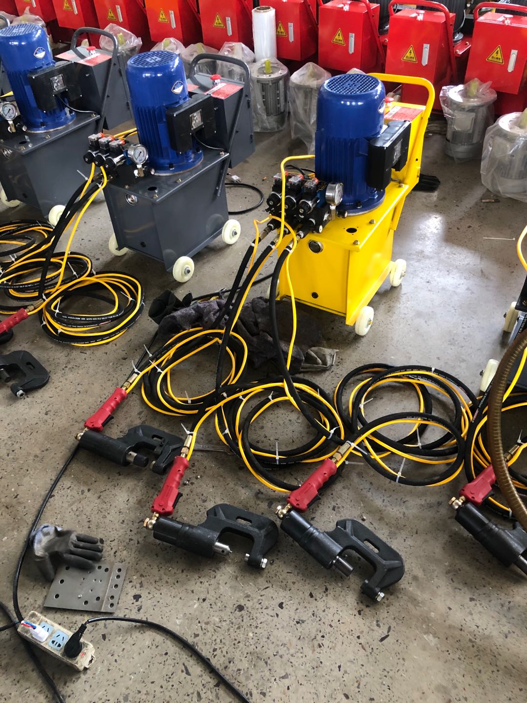 本机由泵站,铆接钳,电气箱,高压胶管等组成.
