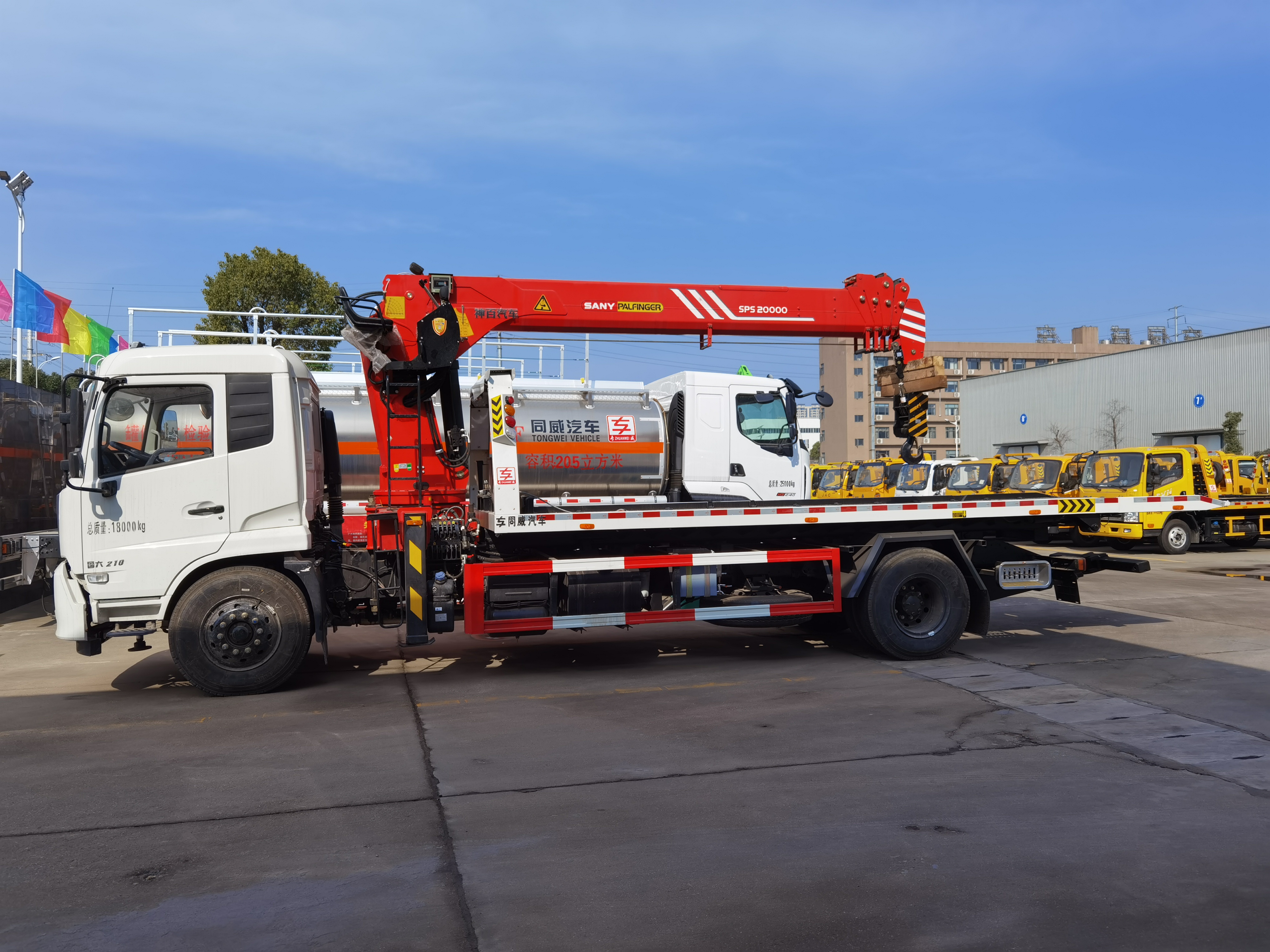 楚胜牌平板带吊拖车整车出厂价