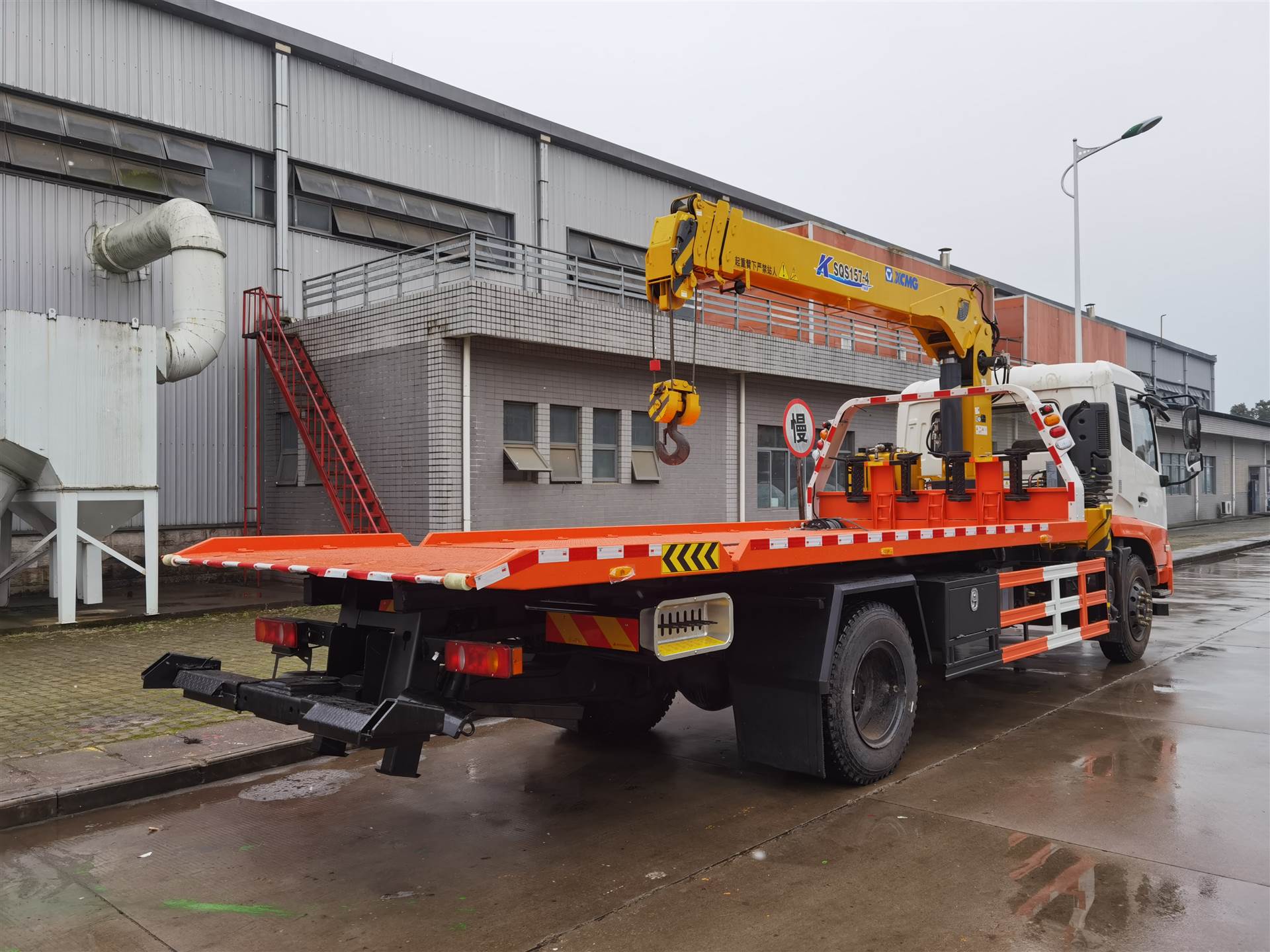 同威牌平板拖车带吊裸车价