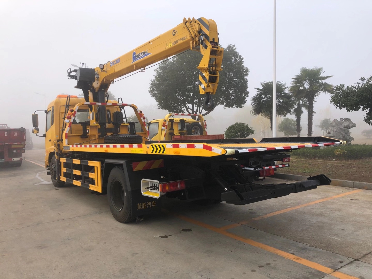 楚胜牌平板带吊拖车整车出厂价