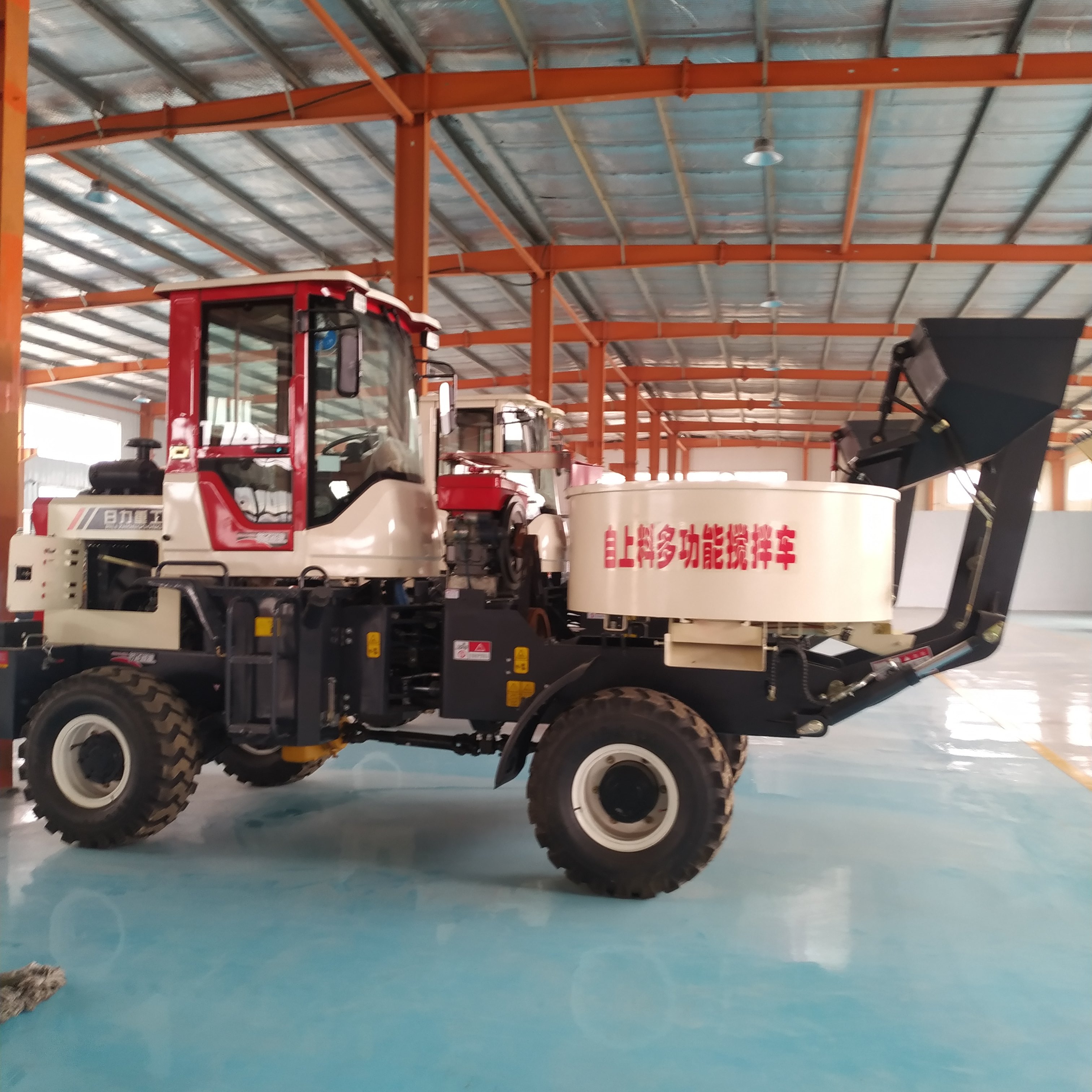 搅拌车行走搅拌两不误液压下开口卸料