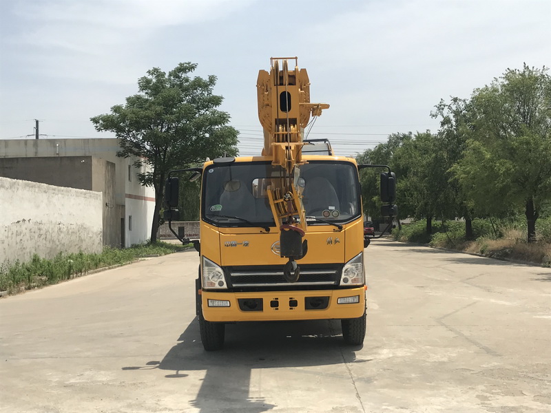 f系列国六12吨汽车吊采用一汽解放底盘7.2米5节单板臂臂长30米