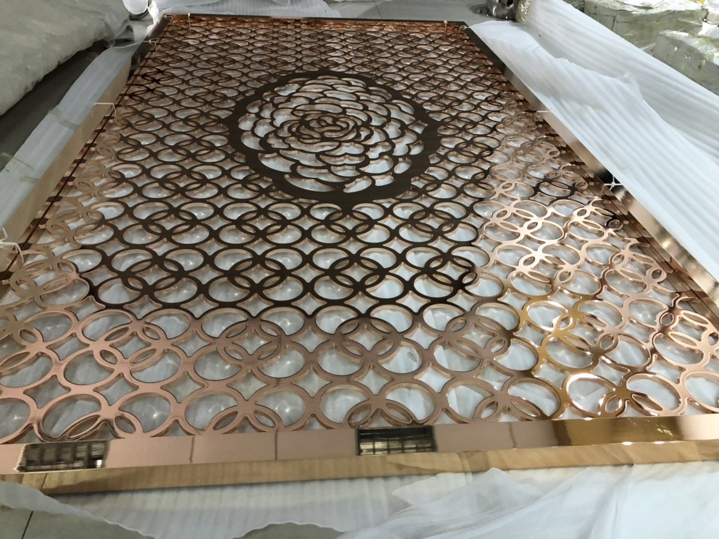 电镀不锈钢板雕花屏风双镜面8k玫瑰金不锈钢屏风