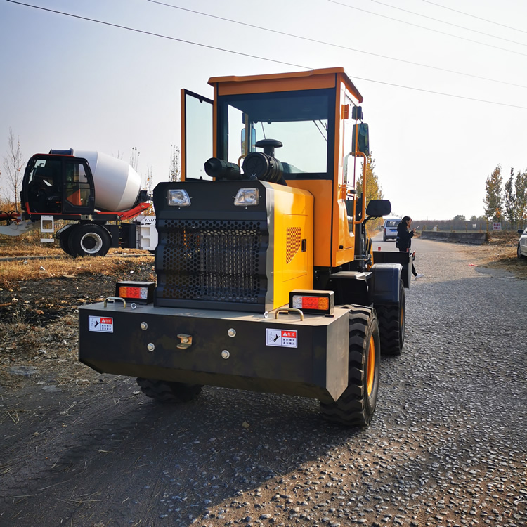 荣威936装载机中方九迪喷水车