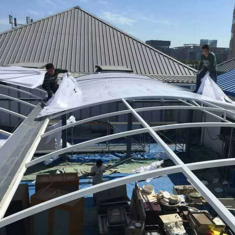 北京車庫棚製作 擋雨棚更換陽光板 透明耐力板雨搭 自行車棚製作