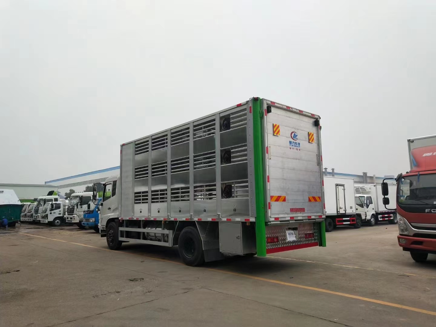 杭州柳汽乘龙前四后八96米铝合金全密封箱式恒温运猪车裸车价