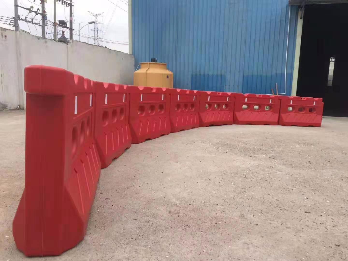 以注水增重(故称水马,注:不可充水的木质或铁质可移动障碍物称为拒马)