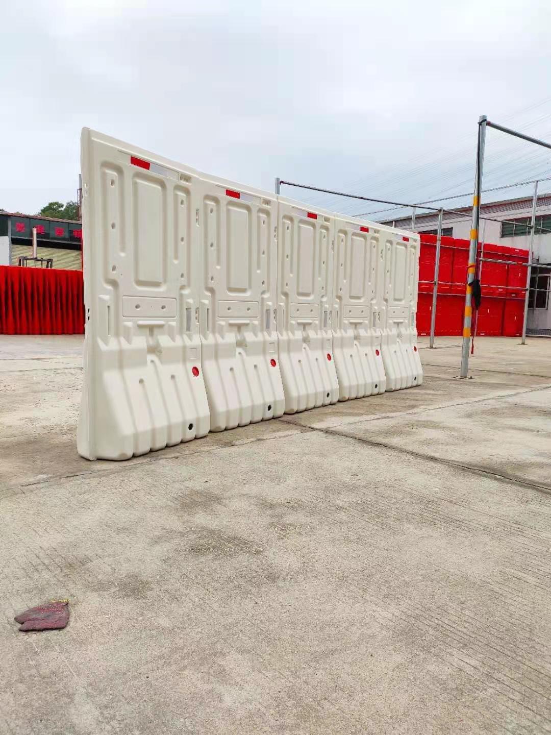 以注水增重(故称水马,注:不可充水的木质或铁质可移动障碍物称为拒马)