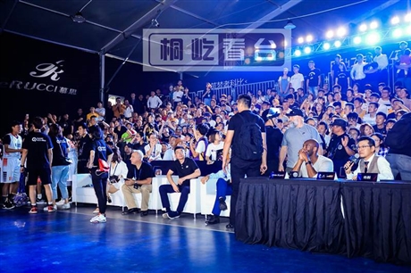 特斯拉新车发布会观众看台